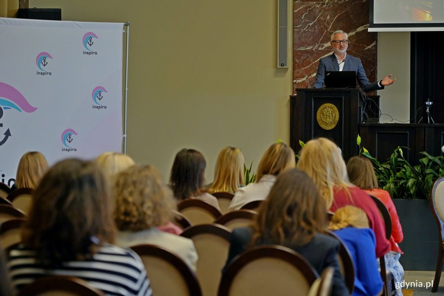 Andrzej Jelinek podczas prelekcji na 3. Konwencji Kobiet Branży Morskiej 