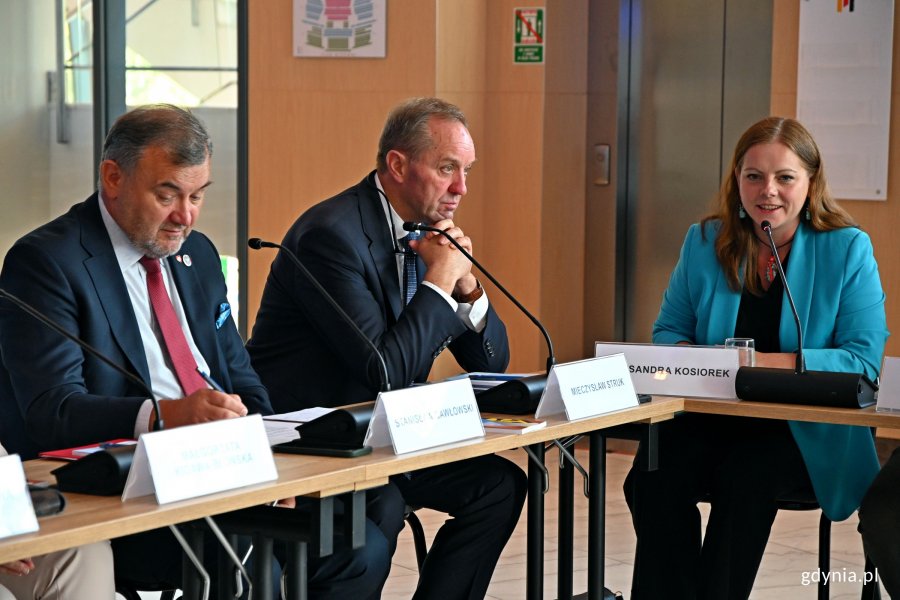 Od prawej: prezydent Gdyni Aleksandra Kosiorek, Mieczysław Struk - marszałek województwa pomorskiego i Stanisław Gawłowski – przewodniczący Komisji Klimatu i Środowiska podczas wyjazdowego posiedzenia połączonych komisji senackich w Gdyni 