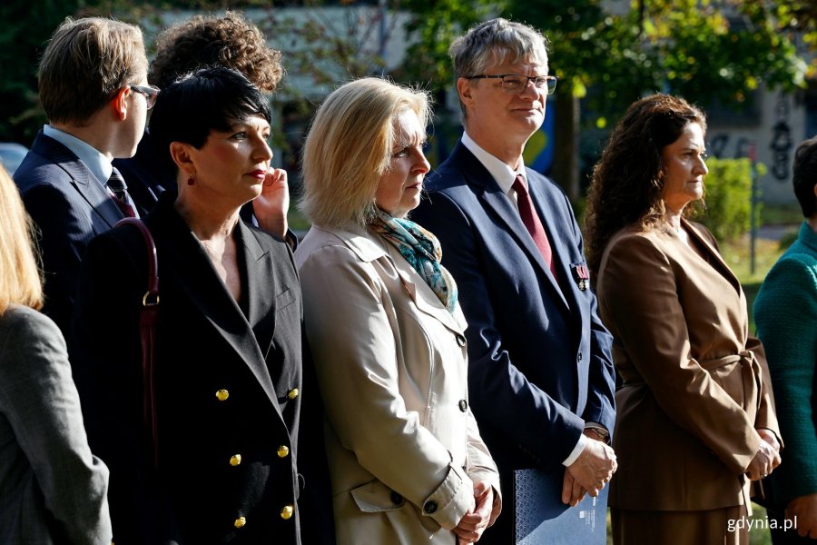 W uroczystościach z okazji 87. rocznicy zakończenia walk w obronie Kępy Oksywskiej wzięli udział m.in.: (od prawej) posłanka Dorota Arciszewska-Mielewczyk, wiceprezydent Gdyni Rafał Geremek, Beata Zastawna &ndash; przewodnicząca Rady Miasta Gdyni oraz Beata Koniarska &ndash; radna Sejmiku Wojew&oacute;dztwa Pomorskiego