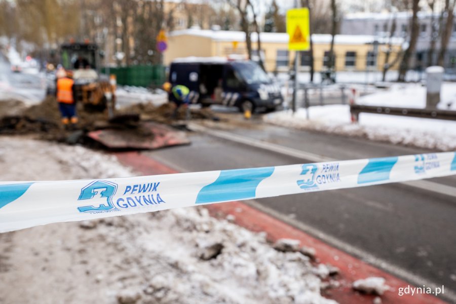 Taśma PEWIK zagradzająca ulicę z awarią.