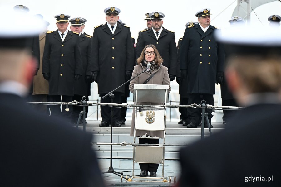 Posłanka Wioleta Tomczak przemawiająca podczas oficjalnych uroczystościach z okazji 100. rocznicy nadania Gdyni praw miejskich 