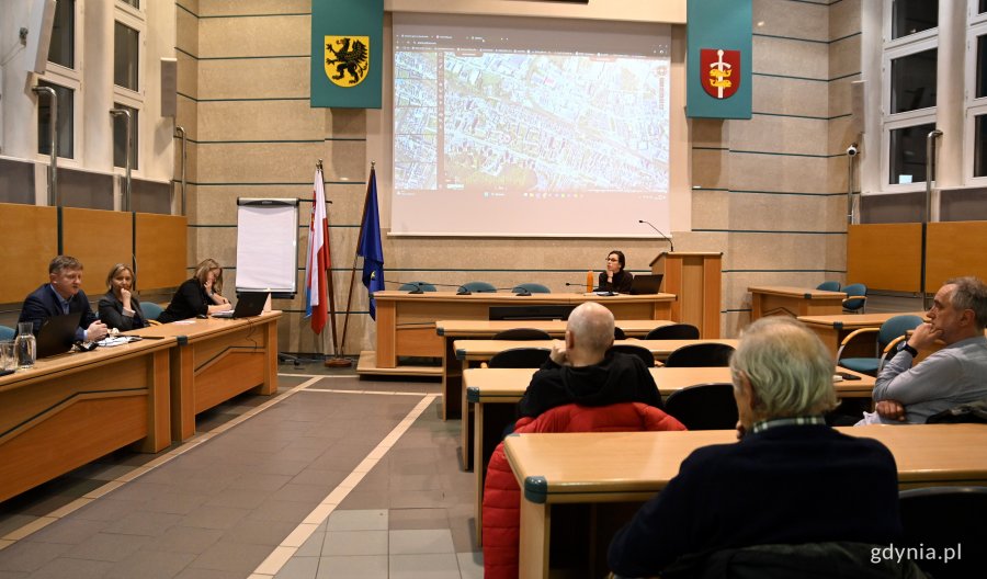 na zdjęciu ludzie na spotkaniu