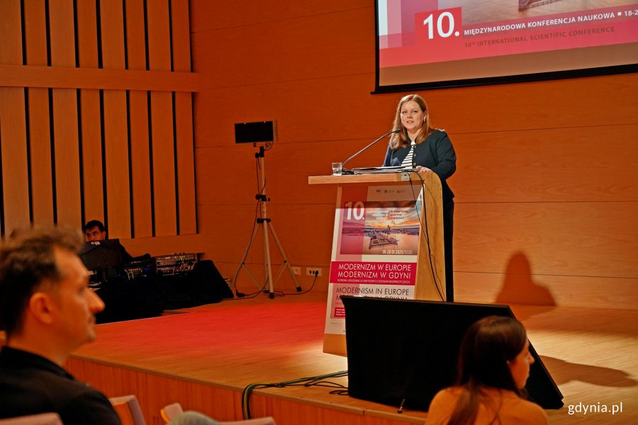 Prezydent Gdyni Aleksandra Kosiorek przemawiająca podczas drugiego dnia 10. edycji konferencji „Modernizm w Europie – modernizm w Gdyni” 