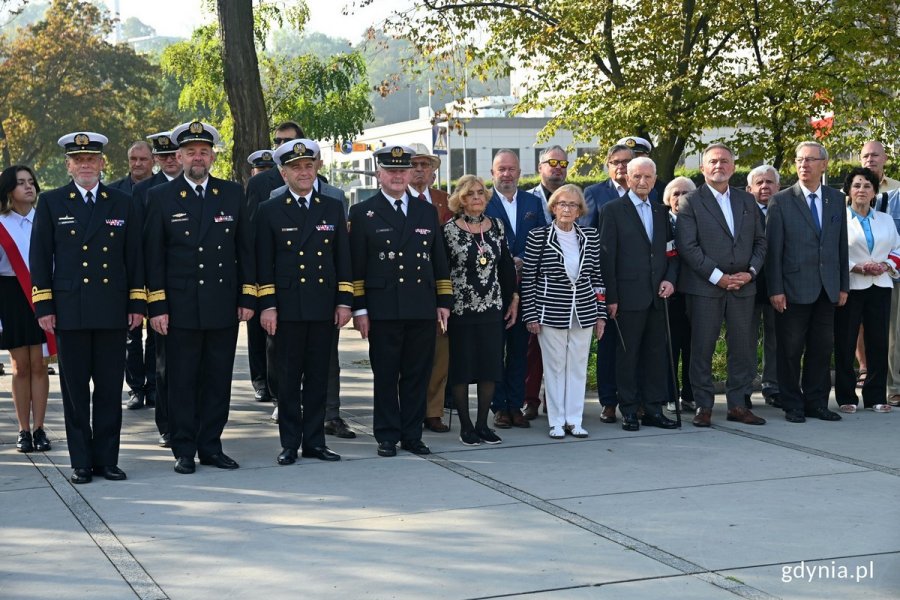 W obchodach 84. rocznicy utworzenia Polskiego Państwa Podziemnego wzięli udział m.in. (od prawej): radny Gdyni Zenon Roda, Wojciech Szczurek - prezydent Gdyni, Eugeniusz Wrochna, Krystyna Cembrzyńska-Piłat i Krystyna Kodymowska „Stokrotka” ze Światowego Związku Żołnierzy Armii Krajowej, a także przedstawiciele Marynarki Wojennej 