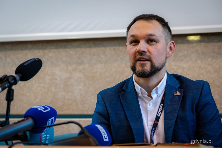 Konferencja prasowa w Urzędzie Miasta Gdyni zapowiadająca zmiany w organizacji ruchu w związku z budową Obwodnicy Witomina. Rafał Studziński, zastępca naczelnika Wydziału Inwestycji (fot. Kamil Złoch).