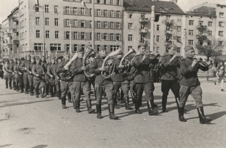 Defilada z okazji Dnia Zwycięstwa na ul. Świętojańskiej, na wysokości skweru Kościuszki w Gdyni, fot. nieznany, 8.05.1945 (zbiory Muzeum Miasta Gdyni, sygn. Rfot_I_101_3)