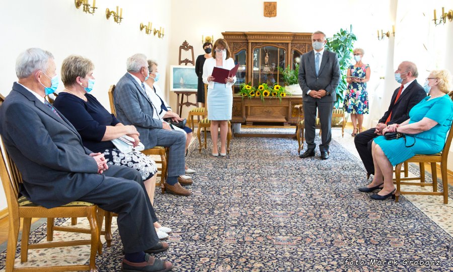 Uroczystość wręczenia Medali za Długoletnie Pożycie Małżeńskie. Na sali znajdują się prezydent Gdyni Wojciech Szczurek, pracownicy USC oraz odznaczeni małżonkowie // fot. Urząd Stanu Cywilnego w Gdyni