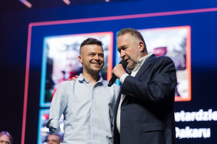 Dwaj mężczyźni na scenie 