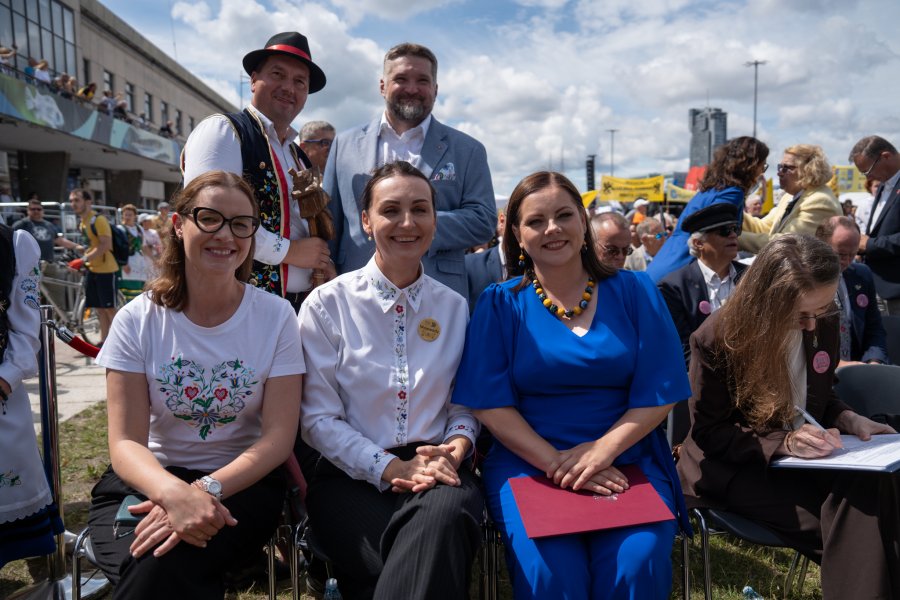 W XXVII Światowym zjeździe Kaszub&oacute;w wzięli udział r&oacute;wnież: Ministra Rodziny, Pracy i Polityki Społecznej Agnieszka Dziemianowicz-Bąk, posłanka Wioleta Tomczak, wojewoda pomorska Beata Rutkiewicz, prezydent Gdyni Aleksandra Kosiorek, w&oacute;jt gminy Szemud Ryszard Kalkowski, przewodniczący Rady Miasta Tadeusz Szemiot