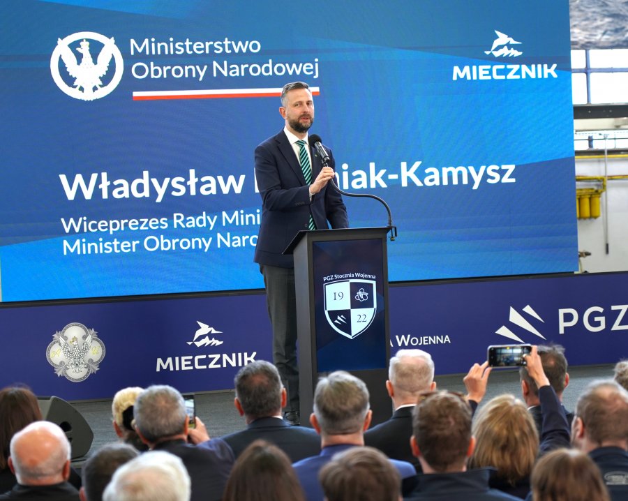 Mężczyzna w garniturze na scenie