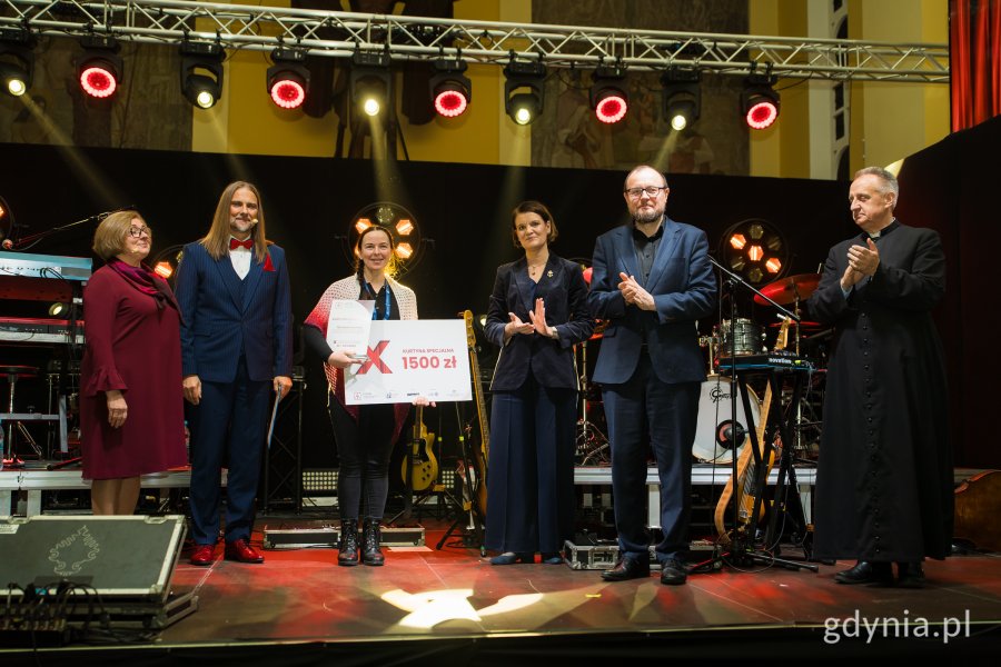 Gala finałowa X edycji Przeglądu Teatrów Amatorskich „Kurtyna” w gdyńskim Małym Kacku. Na scenie m.in. laureaci jednej z nagród, przedstawiciele stowarzyszenia KACK, Katarzyna Gruszecka-Spychała, Mariusz Bzdęga i ks. Mariusz Lach (fot. Paweł Budziński)