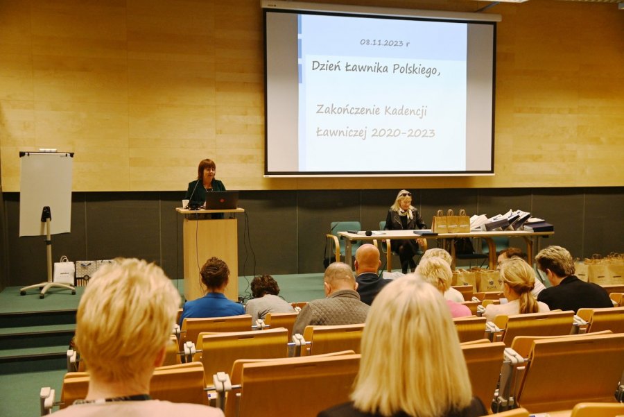 Katarzyna Leszczyńska, przewodnicząca Rady Ławniczej Sądu Rejonowego w Gdyni otwiera obchody Dnia Ławnika Polskiego i uroczystość z okazji zakończenia kadencji ławników sądowych 2020-2023 