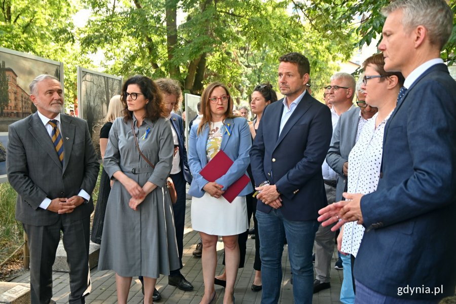 Od lewej: Wojciech Szczurek - prezydent Gdyni, Aleksandra Dulkiewicz - prezydent Gdańska, Agnieszka Owczarczak - przewodnicząca Rady Miasta Gdańska, Rafał Trzaskowski - prezydent Warszawy, dr Ludmiła Rybczenko - zastępca dyrektora ds. naukowych Narodowego Muzeum Historii Ukrainy w II Wojnie Światowej w Kijowie oraz dr Janusz Marszalec - zastepca dyrektora ds. rozwoju oddziałów Muzeum Gdańska oglądają wystawę „Mariupol – bohaterskie miasto” // fot. Magdalena Czernek 