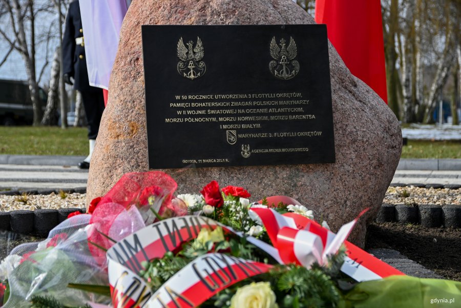 Tablica przypominająca o bohaterskich zmaganiach marynarzy podczas II wojny światowej na Oceanie Atlantyckim, Morzu Północnym, Norweskim, Barentsa oraz na Morzu Białym // fot. Marcin Mielewski