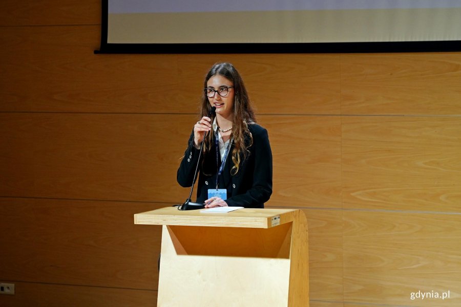 Natalia Monkiewicz, sekretarz generalna TriMUN 2026, przemawiająca podczas ceremonii otwarcia konferencji