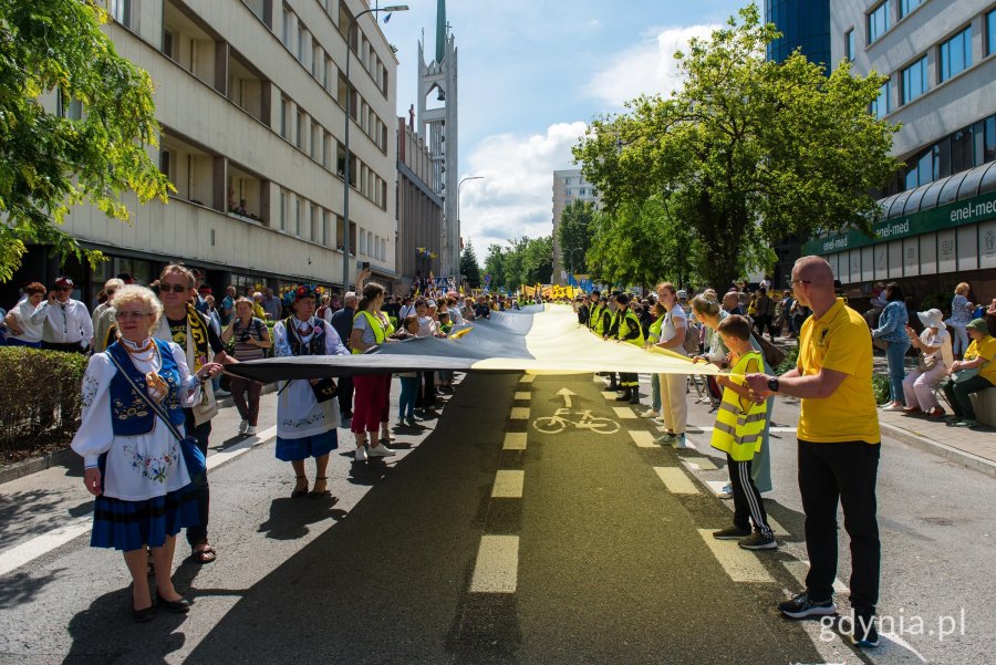 Przemarsz ulicami miasta ze stumetrową flagą kaszubską