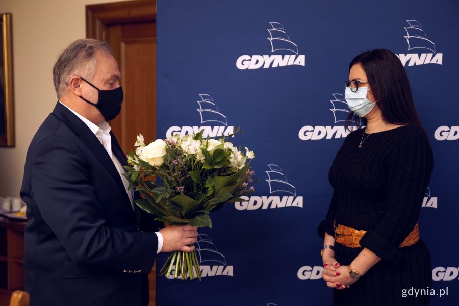 Prezydent Gdyni Wojciech Szczurek wręcza kwiaty dyrektor GCI Annie Byczkowskiej  / fot. Przemysław Kozłowski