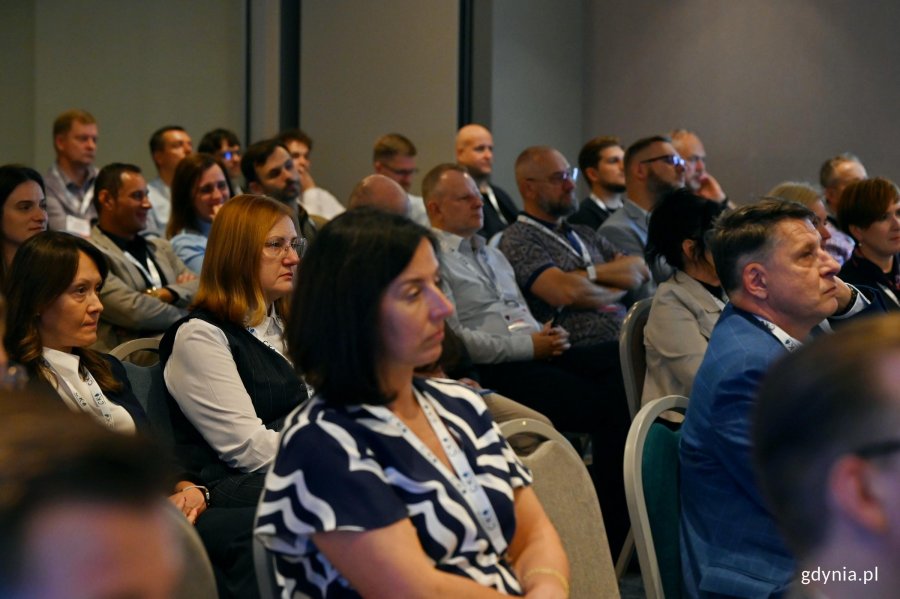 Uczestnicy III Konferencji &bdquo;Branża wodno-kanalizacyjna &ndash; Ochrona i bezpieczeństwo infrastruktury krytycznej. Reagowanie w sytuacjach kryzysowych&rdquo; zgromadzeni w jednej z sal Hotelu Mercure