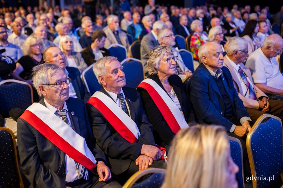 Uczestnicy uroczystości z okazji 43. rocznicy strajków sierpniowych i podpisania porozumień sierpniowych zgromadzeni w sali koncertowej Zarządu Morskiego Portu Gdynia // fot. Karol Stańczak