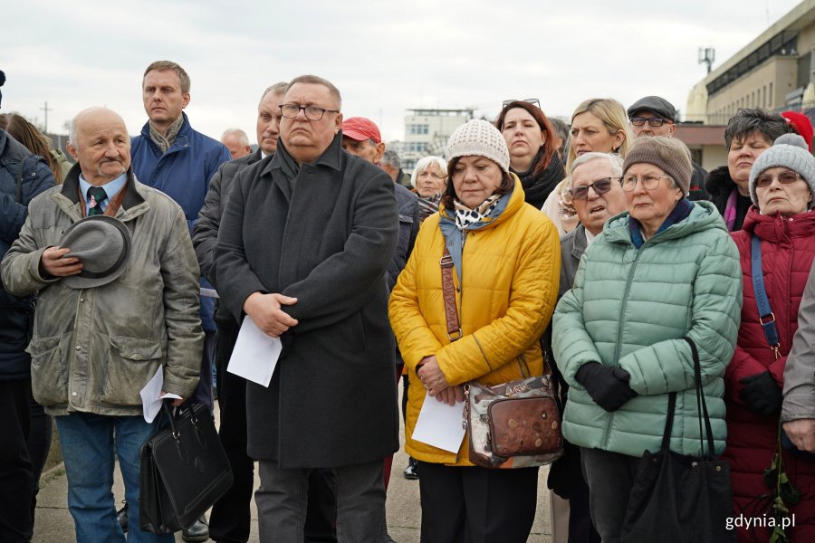 Uczestnicy uroczystości z okazji 80. rocznicy zatopienia statków pasażerskich „Wilhelm Gustloff”, „Steuben” i „Goya” przez okręty podwodne sowieckiej floty, która odbyła się na nabrzeżu przy molo Południowym, podczas modlitwy