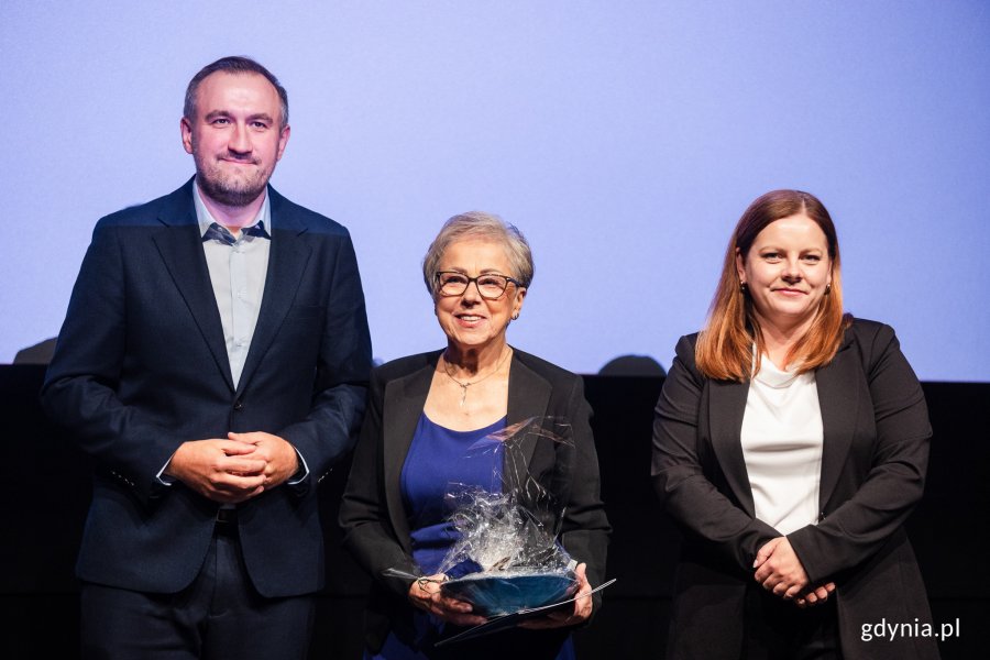 Alina Jurkowska, laureatka Nagrody Prezydent Miasta Gdyni dla pracowników ochrony zdrowia, wraz z prezydent Gdyni Aleksandrą Kosiorek i wiceprezydentem Tomaszem Augustyniakiem 
