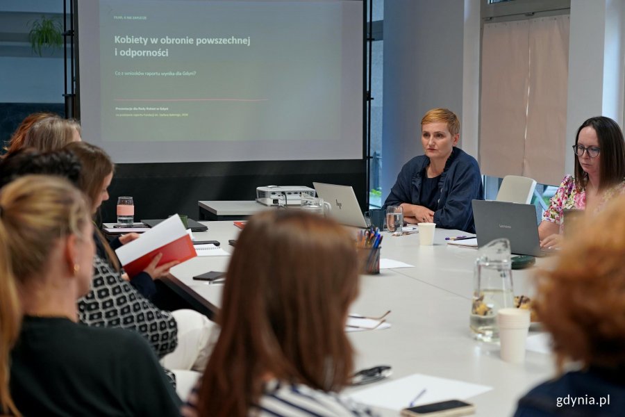 Małgorzata Kopka-Piątek z Fundacji im. Stefana Batorego podczas prelekcji na czwartym posiedzeniu Gdyńskiej Rady Kobiet