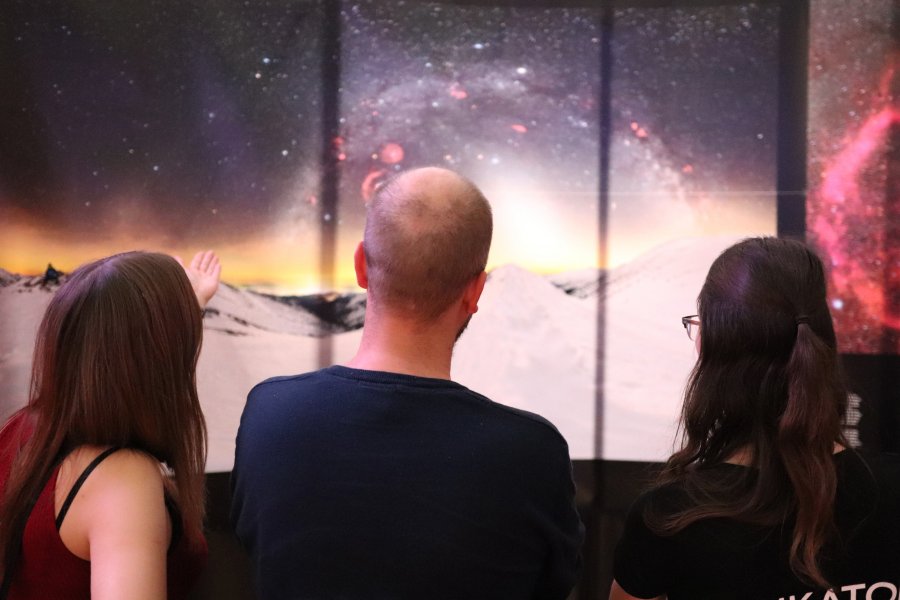 Na zdjęciu odwiedzający wystawę AstroCamera. Niebo w obiektywie