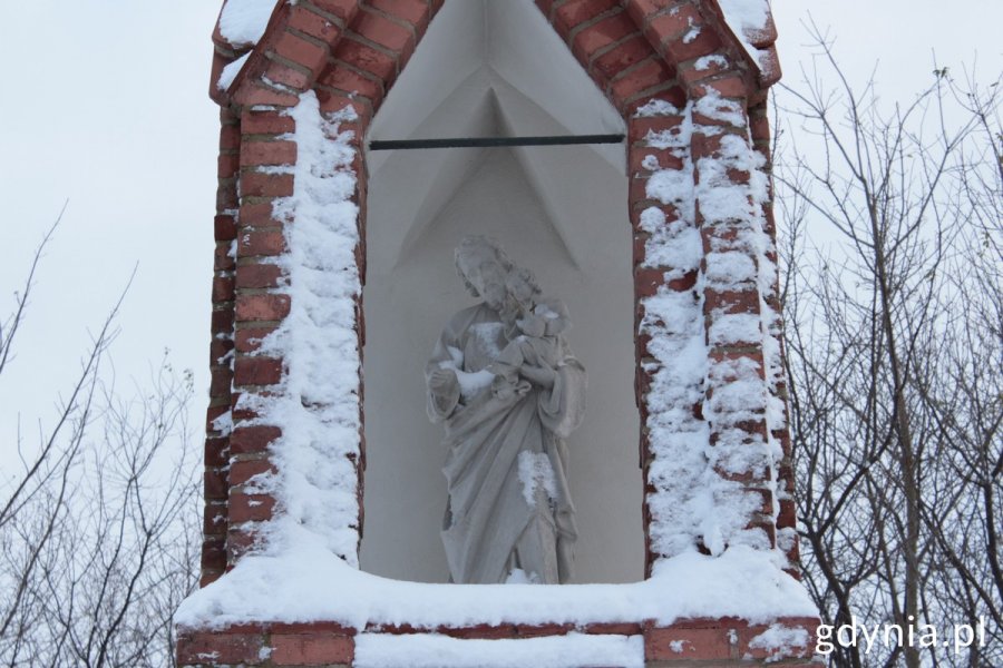 Odrestaurowana figura św. Józefa obsypana śniegiem