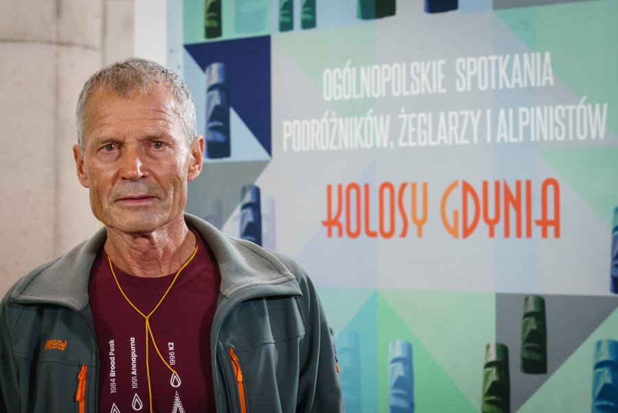 Ryszard Pawłowski - laureat Super Kolosa - na 22. Ogólnopolskich Spotkaniach Podróżników, Żeglarzy i Alpinistów. Stoi przy ściance z logo Kolosów // fot. Anna Rezulak