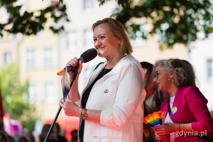 Wicewojewoda pomorska Anna Olkowska-Jacyno przemawiająca ze sceny podczas 11. Tr&oacute;jmiejskiego Marszu R&oacute;wności