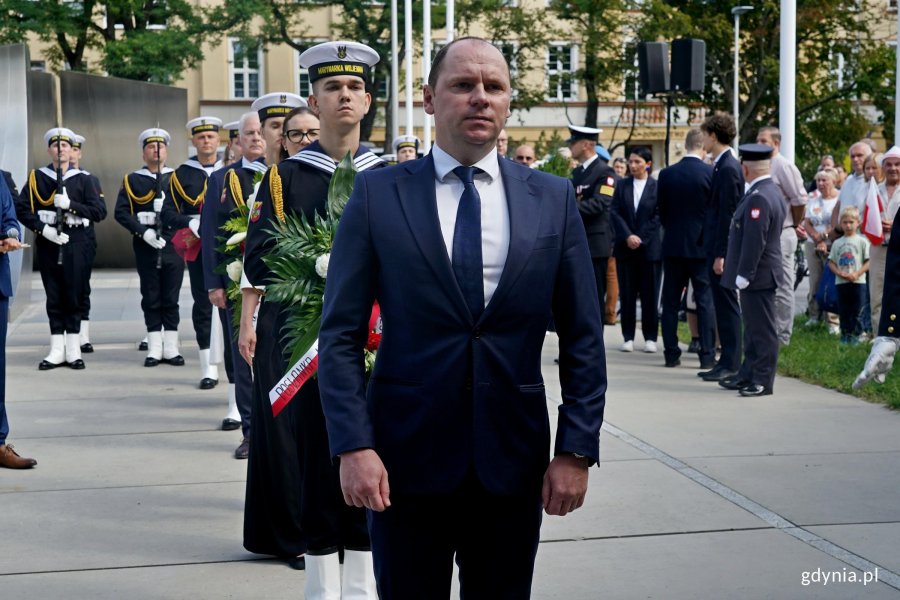 Poseł Rafał Siemaszko składający kwiaty podczas uroczystości z okazji 82. rocznicy wybuchu powstania warszawskiego 