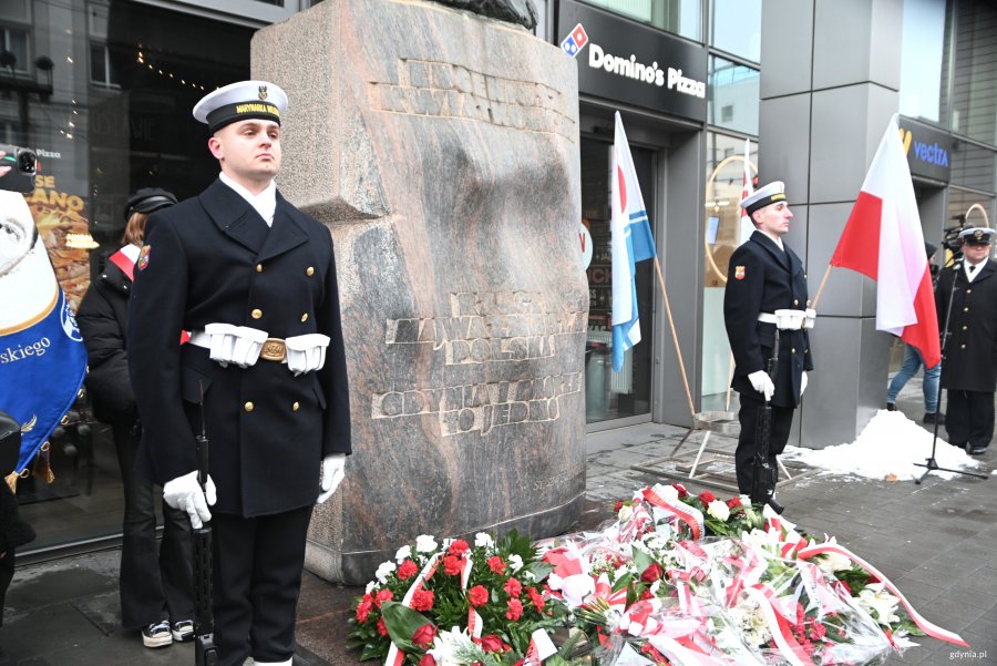 Kwiaty pod pomnikiem