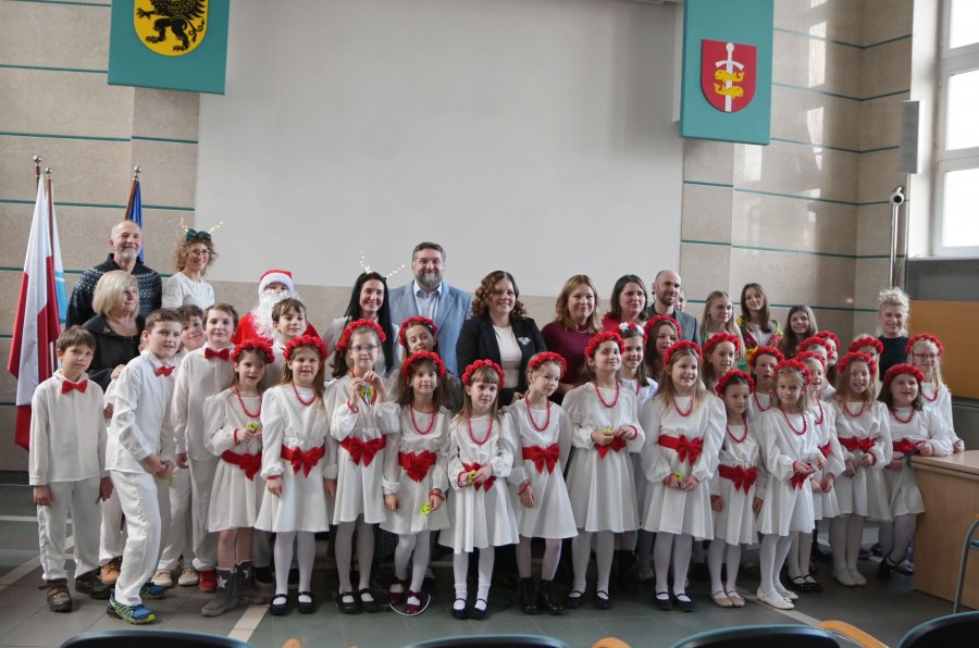 Uczniowie SP nr 13 podczas spotkania z prezydent Gdyni, Aleksandrą Kosiorek, wiceprezydentką, Oktawią Gorzeńską, przewodniczącym Rady Miasta Tadeuszem Szemiotem podczas wsp&oacute;lnego zdjęcia