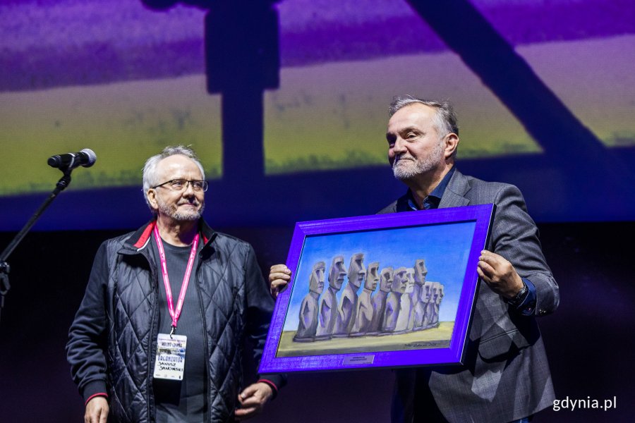 Na scenie prezydent Wojciech Szczurek z pamiątkową grafiką i Janusz Janowski 