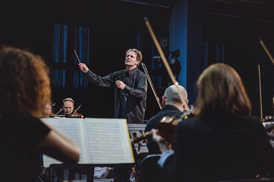 Piątkowy koncert w sali koncertowej Portu Gdynia - Orkiestra Symfoniczna Filharmonii Bałtyckiej pod batutą Massimiliano Caldiego oraz z Magdaleną Bojanowicz na wiolonczeli, fot. Tomasz Kamiński