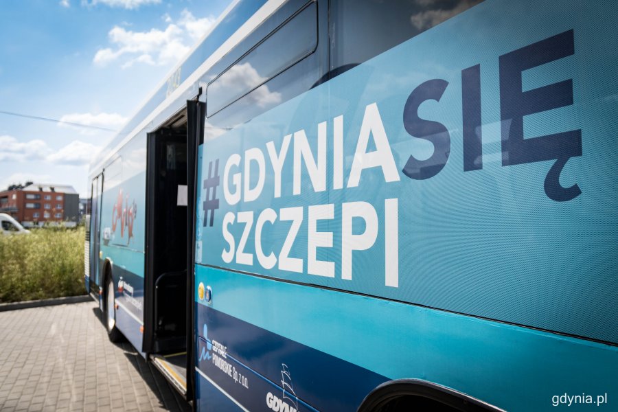 Autobus z niebieską grafiką i napisem "GDYNIA SIĘ SZCZEPI" // fot. Kamil Złoch