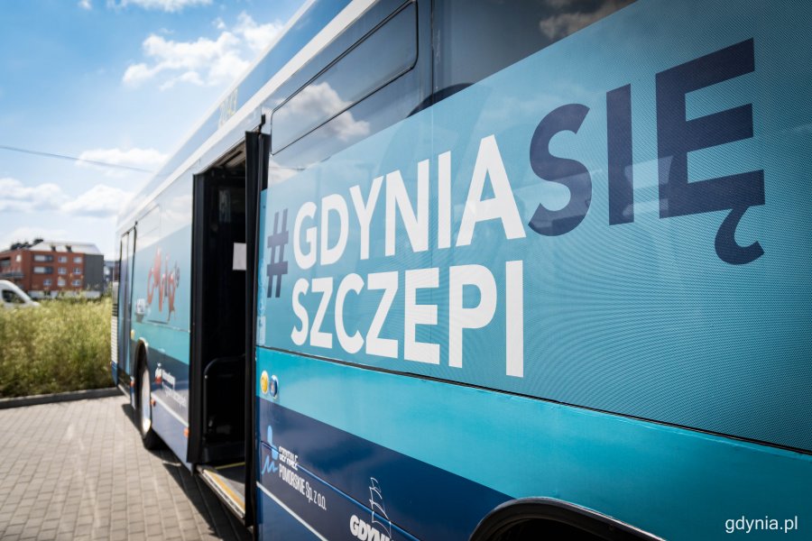 Szczebibus. Autobuz ZKM z grafiką #GDYNIASIĘSZCZEPI. // fot. Kamil Złoch