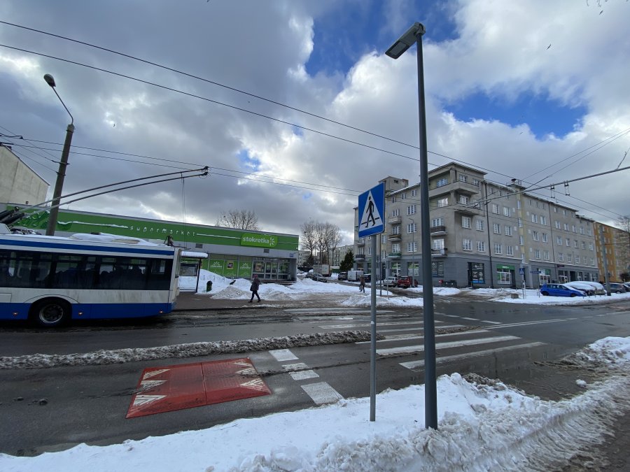 Nowe latarnie przy przejściu dla pieszych na ul. Chylońskiej/ ul. Starogardzkiej, obok przystanku trolejbusowego „Pucka 01” // fot. ZDiZ