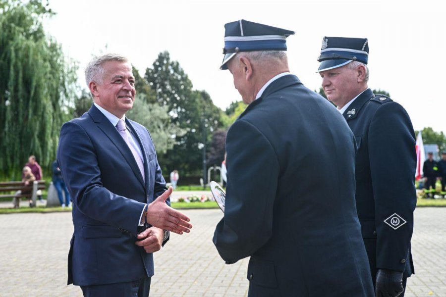 Prezes Zarządu Gdyńskiej Komunikacji Miejskiej Tomasz Konewka otrzymuje wyr&oacute;żnienie z rąk prezesa Zarządu Oddziału Powiatowego Związku Ochotniczych Straży Pożarnych Rzeczypospolitej Polskiej w Gdyni Edwarda Chechlińskiego