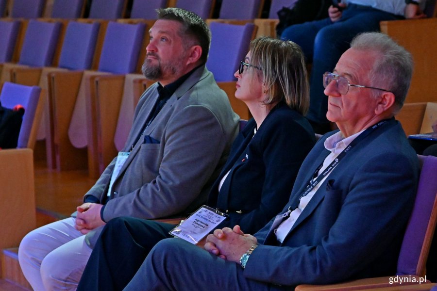 W oficjalnym otwarciu konferencji wzięli udział (od lewej): Tadeusz Szemiot – przewodniczący Rady Miasta Gdyni, radna Agnieszka Tokarska i prof. Józef Modelski z Politechniki Warszawskiej