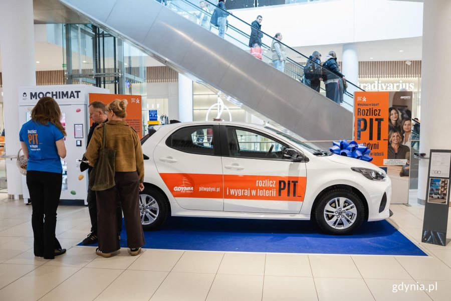 Stoisko informacyjne &bdquo;Rozlicz PIT w Gdyni&rdquo; w Centrum Riviera i Mazda 2 Hybrid