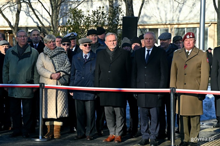 W uroczystościach z okazji 105. rocznicy utworzenia Marynarki Wojennej uczestniczyli m.in. (od prawej) : gen. broni Marek Sokołowski - dowódca generalny rodzajów sił zbrojnych, Dariusz Drelich - wojewoda pomorski, Wojciech Szczurek - prezydent Gdyni oraz radni Elżbieta Raczyńska i Zenon Roda