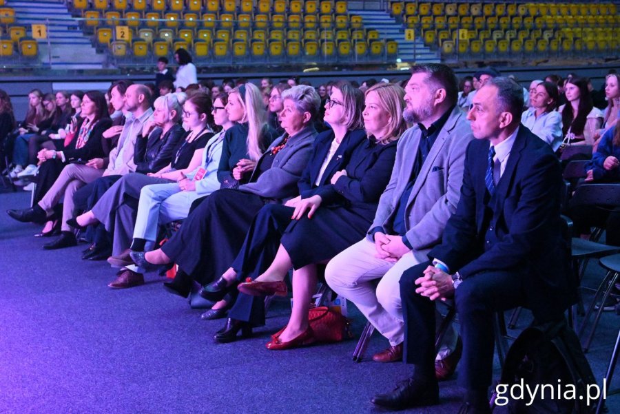 Wśród uczestników pojawili się m.in.: wiceprezydentka Gdyni Oktawia Gorzeńska, przewodniczący Rady Miasta Tadeusz Szemiot, naczelnik Wydziału Edukacji Iwona Tanewska, wiceprzewodniczący Rady Miasta:  Mariola Śrubarczyk-Cichowska, Ireneusz Trojanowicz, radni oraz reprezentant biura senatora Sławomira Rybickiego Grzegorz Kuleta, a także radni (fot. Magdalena Starnawska)