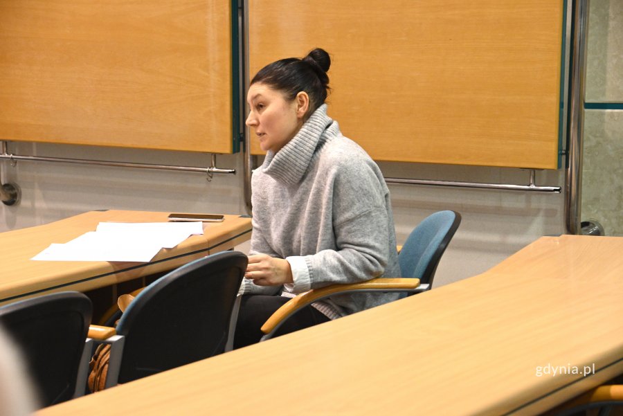 na zdjęciu kobieta w jasnym swetrze