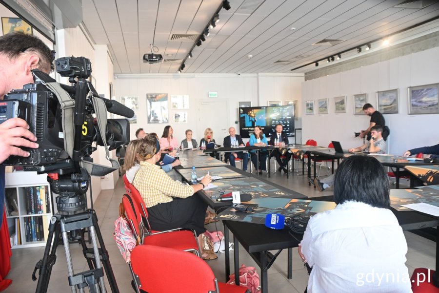Siedzący przy stole ludzie na konferencji 49. FPFF