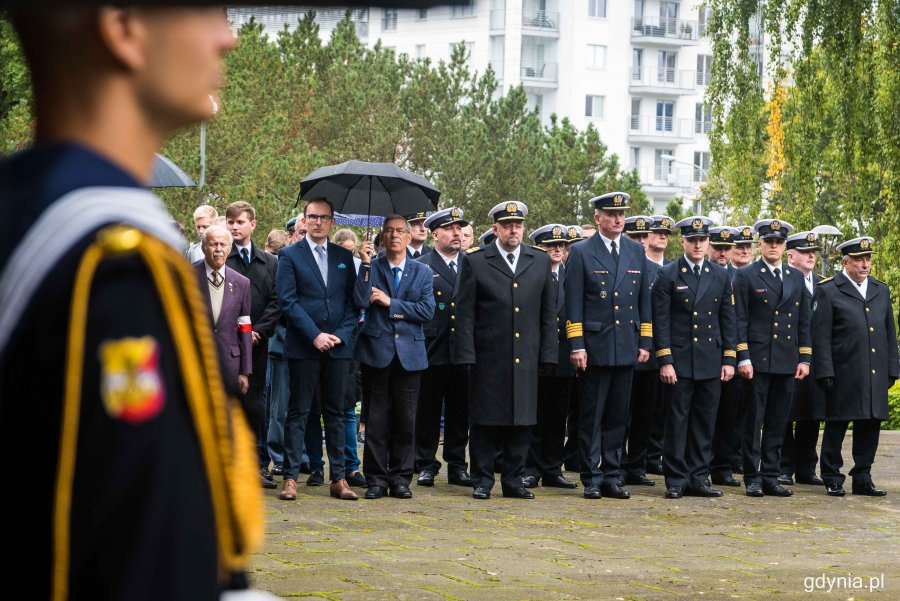 W obchodach 81. rocznicy zbrodni katyńskiej wzięli udział m.in.: (od lewej) Jakub Ubych - wiceprzewodniczący Rady Miasta Gdyni, Zenon Roda - radny Gdyni oraz przedstawiciele Marynarki Wojennej // fot. Kamil Złoch