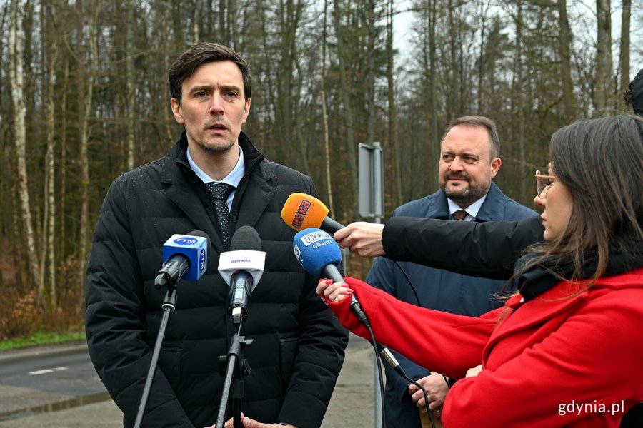 od lewej: P.Kiedrowski, wójt gminy Wejherowo, M. Łucyk, wiceprezydent Gdyni, dziennikarze // M. Czernek 