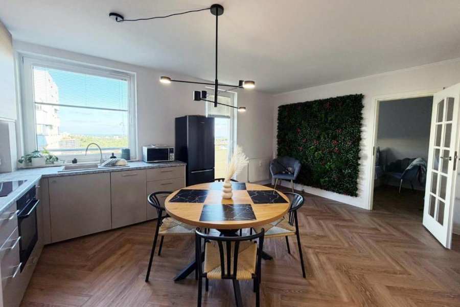 Salon z aneksem kuchennym w obiekcie noclegowym Dolce Mare