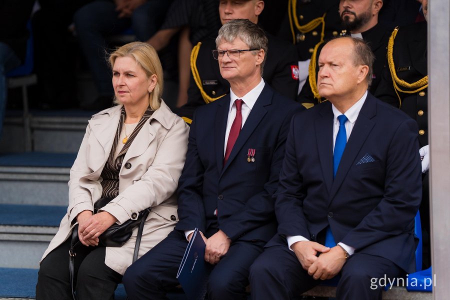 W uroczystej przysiędze wojskowej podchorążych Akademii Marynarki Wojennej uczestniczyli m.in.: wiceprezydent Gdyni Rafał Geremek i Beata Zastawna &ndash; przewodnicząca Rady Miasta Gdyni 