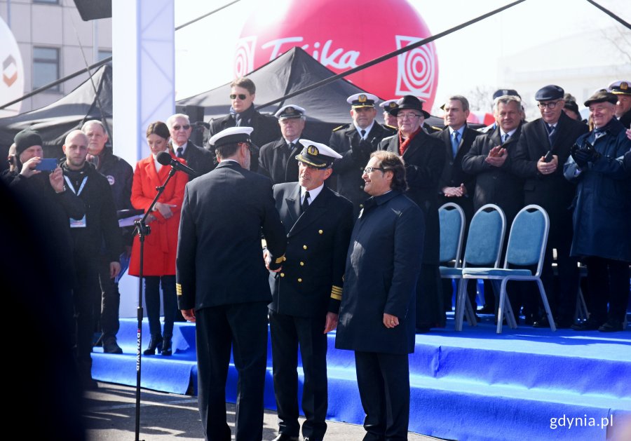 Komendant "Daru Młodzieży" kpt. ż. w. Rafał Szymański składa meldunek ministrowi gospodarki morskiej i żeglugi śródlądowej Markowi Gróbarczykowi i prof. dr hab. inż. Januszowi Zarębskiemu - rektorowi Uniwersytetu Morskiego w Gdyni // fot. Kamil Złoch